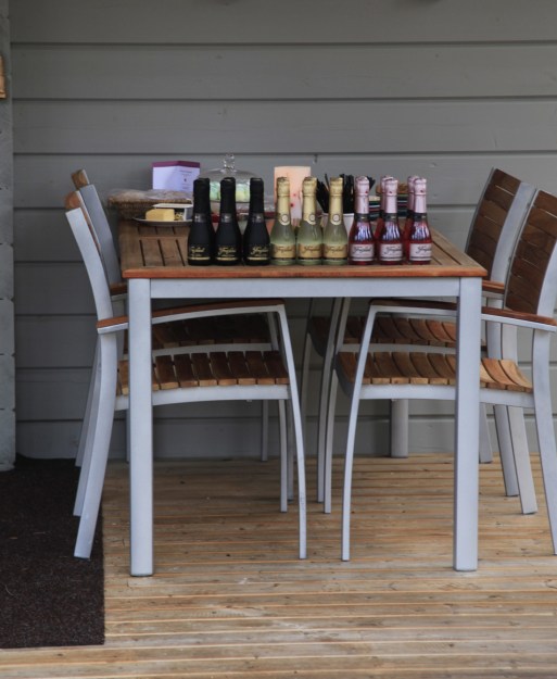 Yllõpitolounas Hangasojalla My÷tõtuulen pihalla