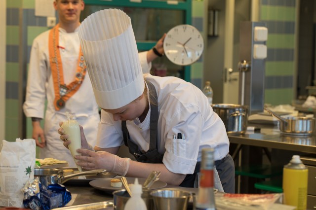 nuoret-kokit-keittiossa-30